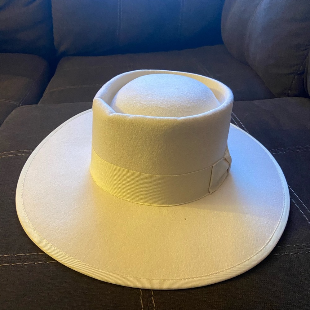 Hat. Size can be adjusted. Never been worn